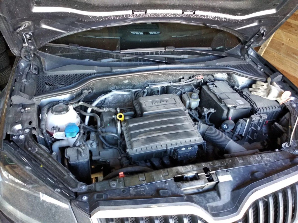 Моторный отсек Шкода Йети 1.2