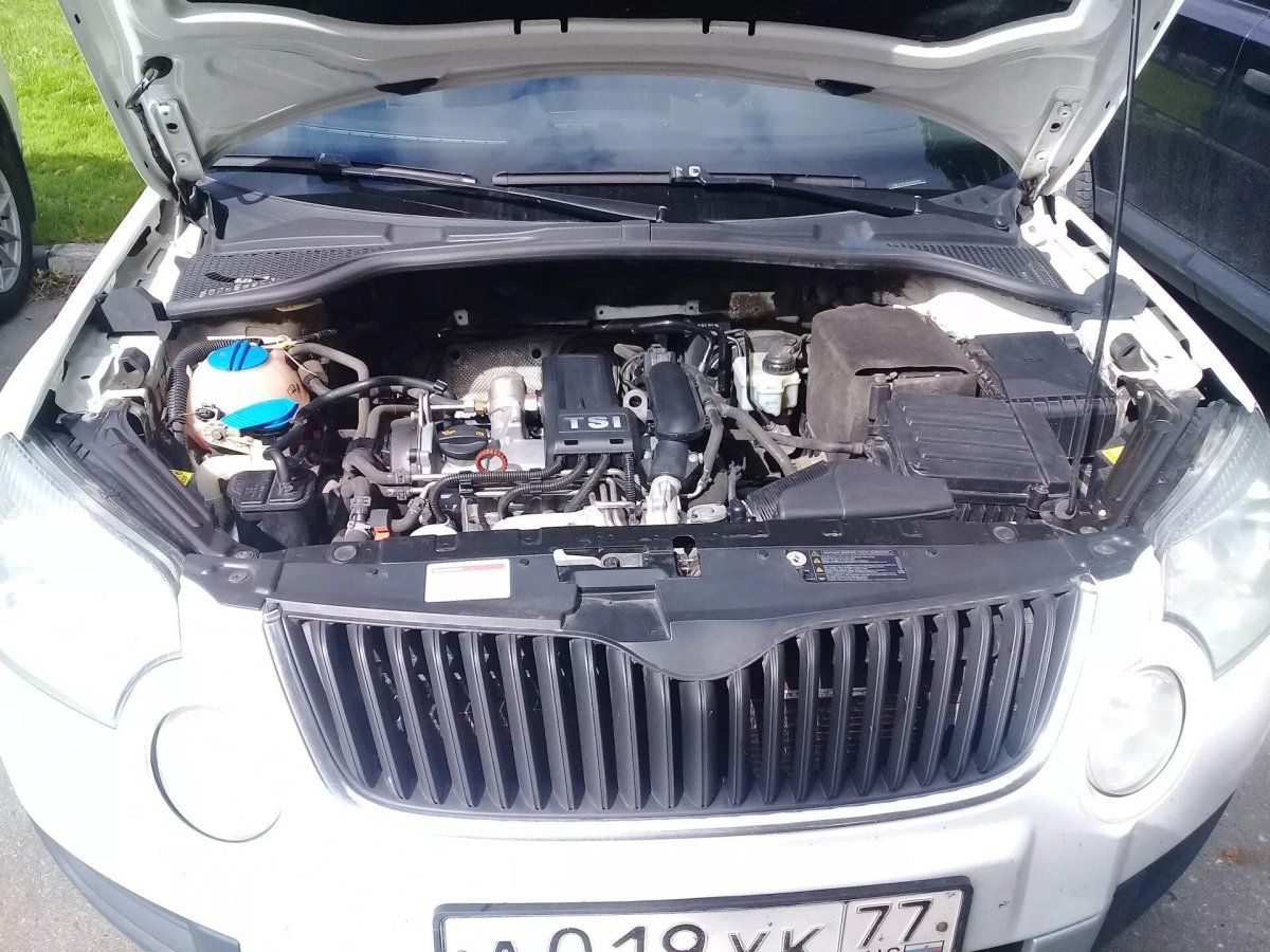 Моторный отсек Шкода Йети 1.2