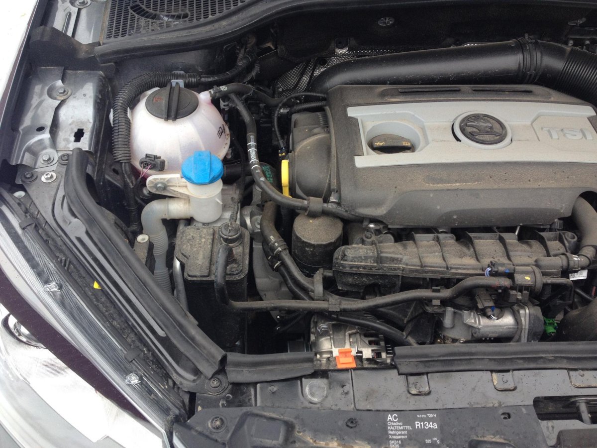 Шкода Йети подкапотное пространство