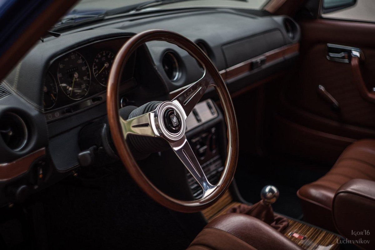 Mercedes-Benz w123 230