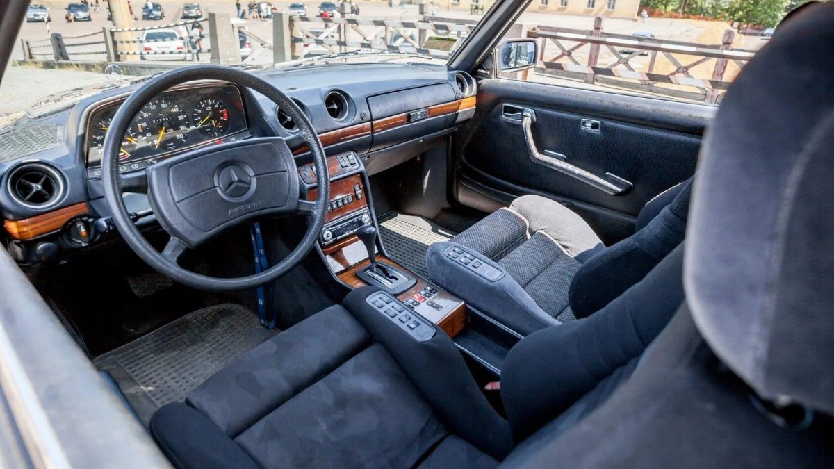 Mercedes-Benz w123 230