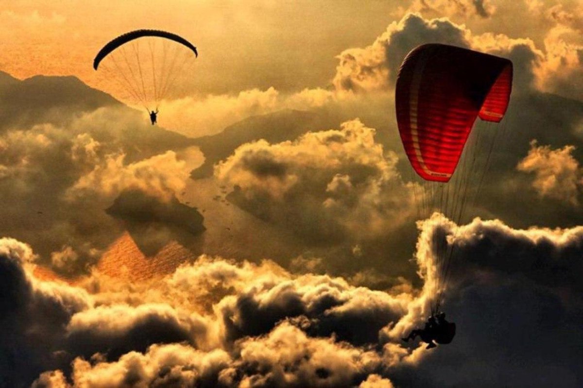 Парашютисты в небе