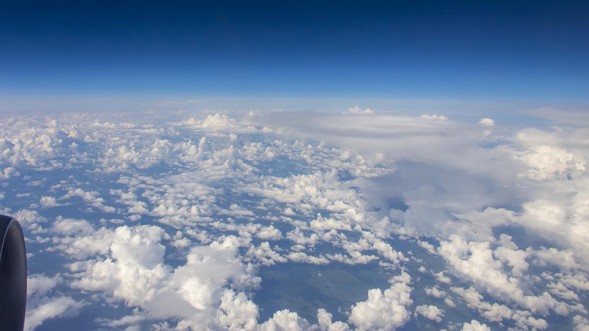 Самолет в небе