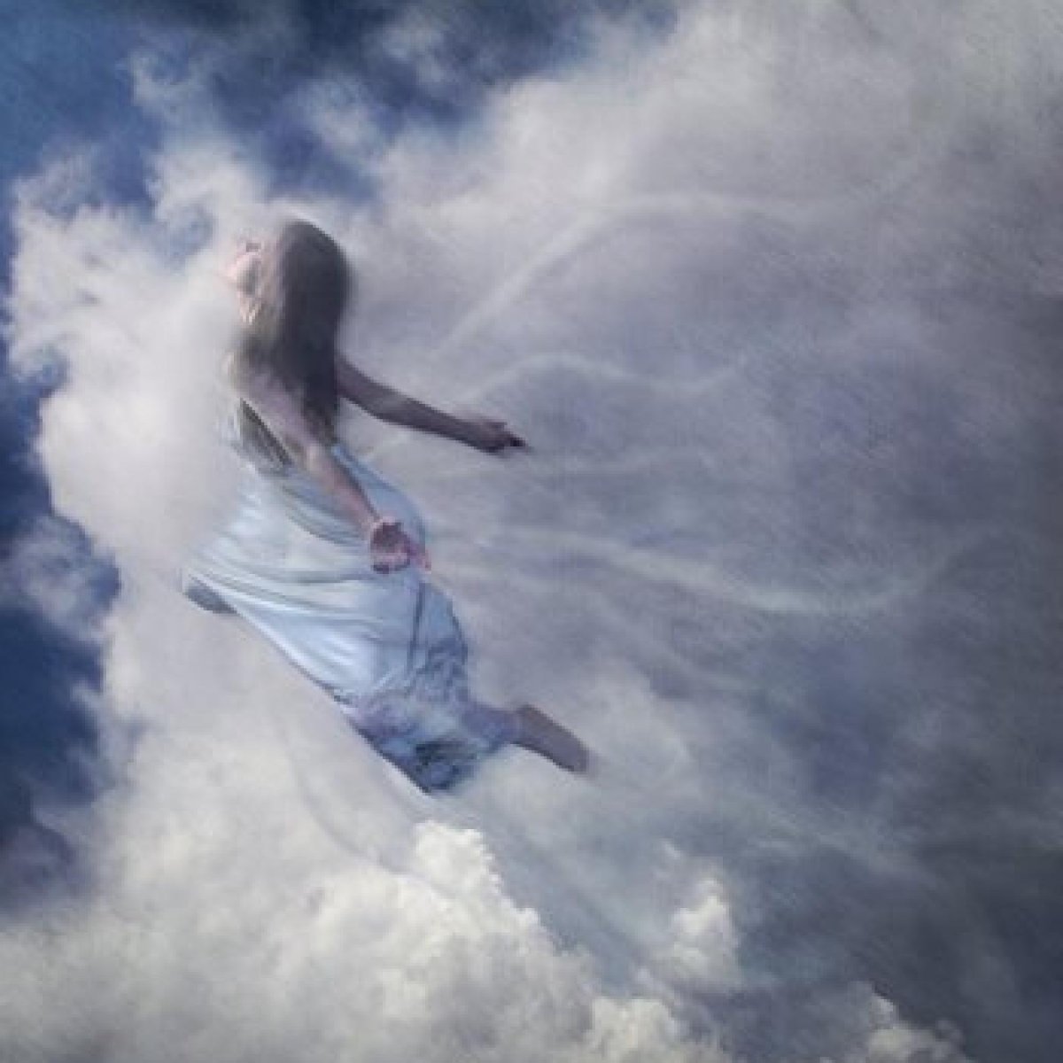 Девушка летает в облаках