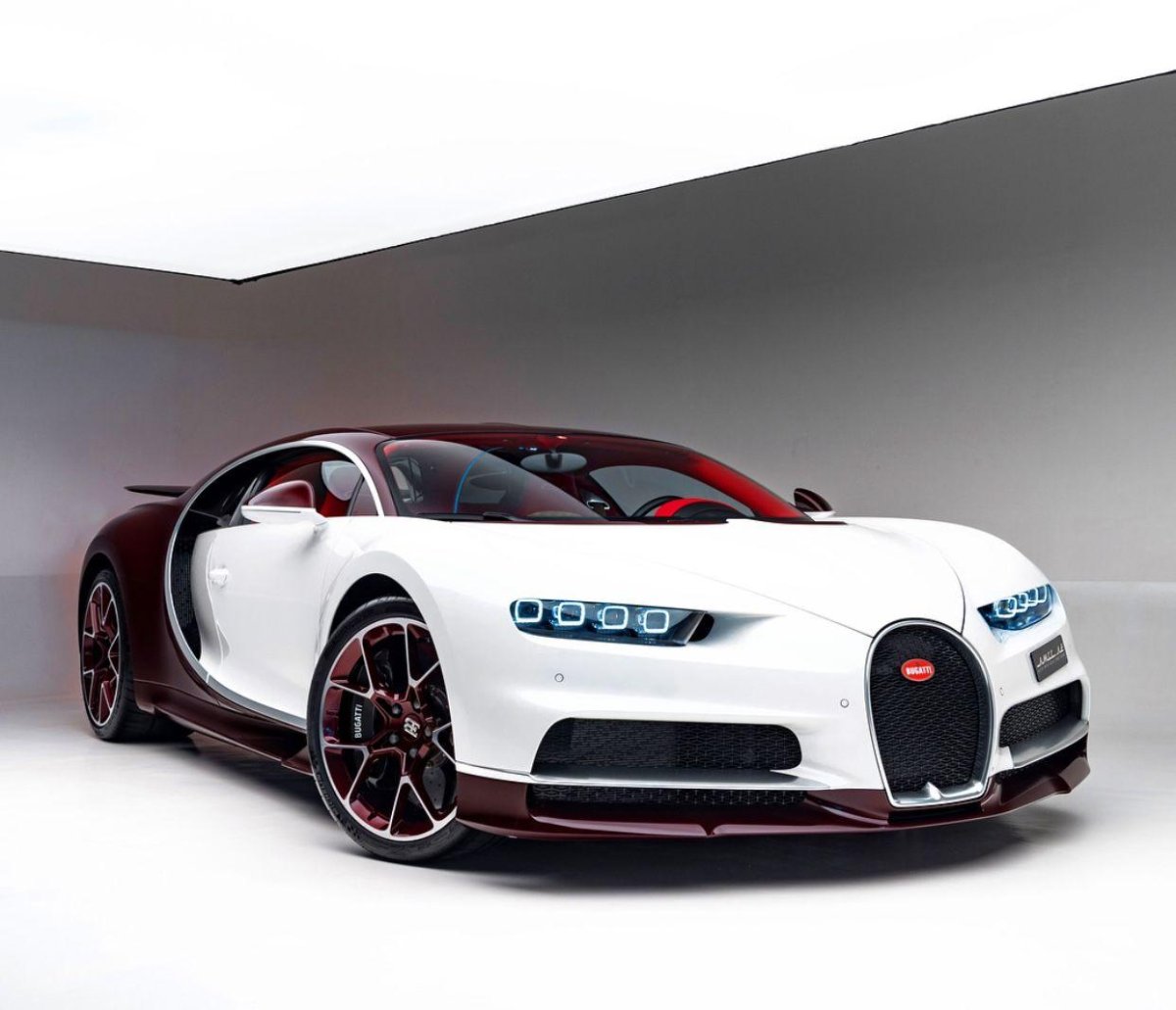 Бугатти Вейрон белая