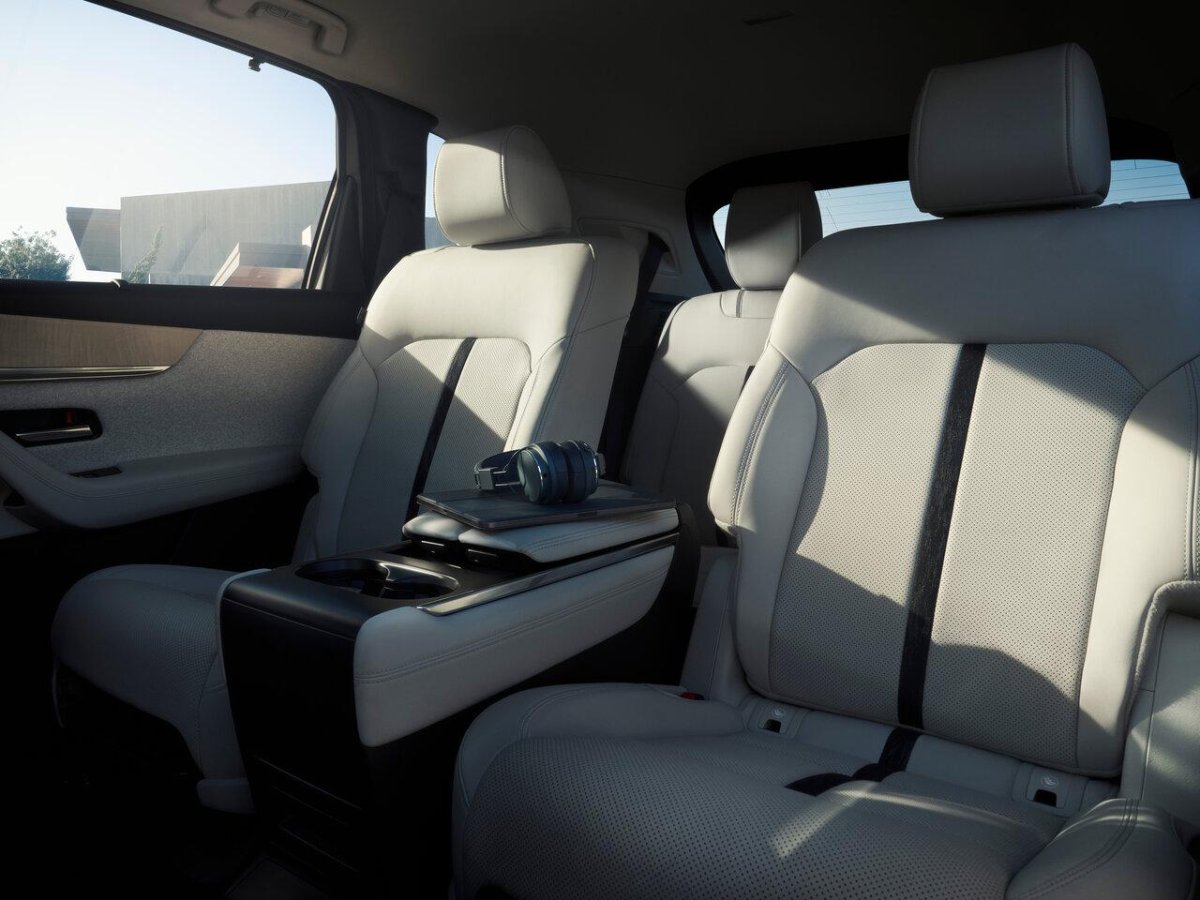 Мазда СХ 90 салон