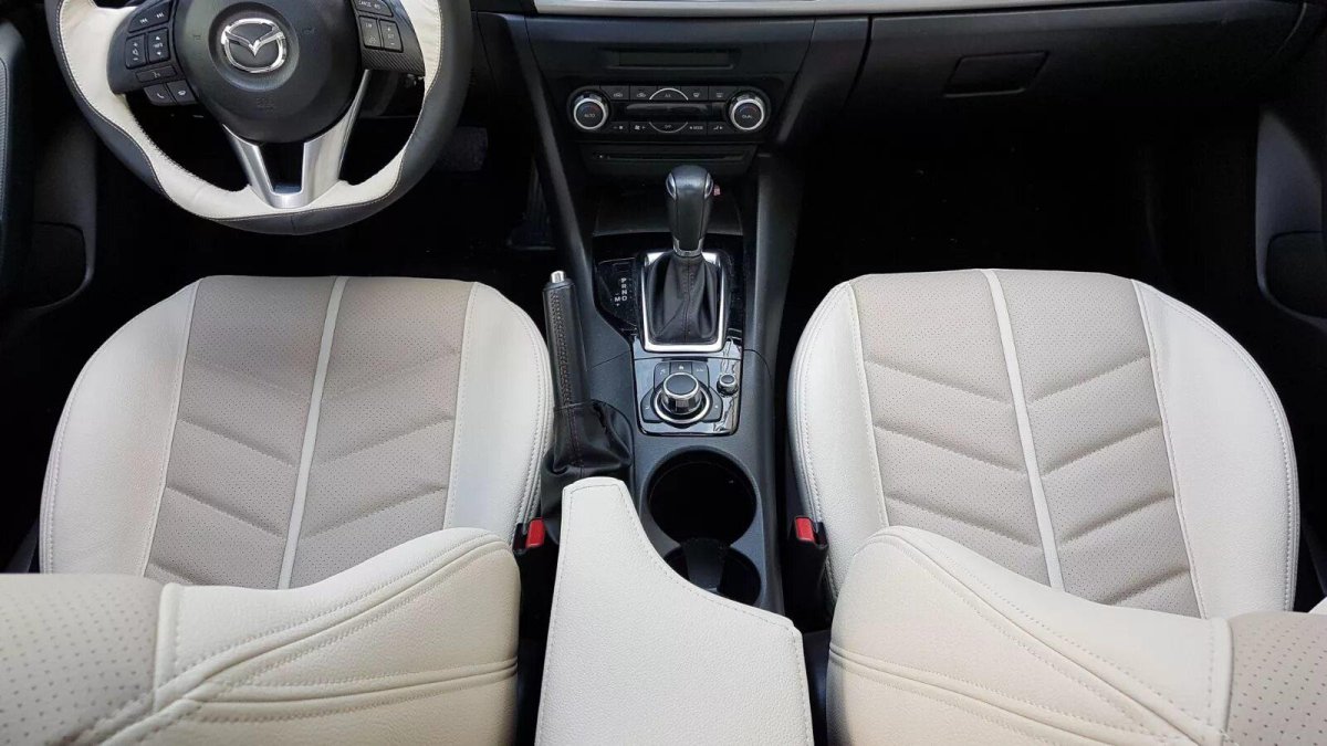 Мазда 3 белая салон