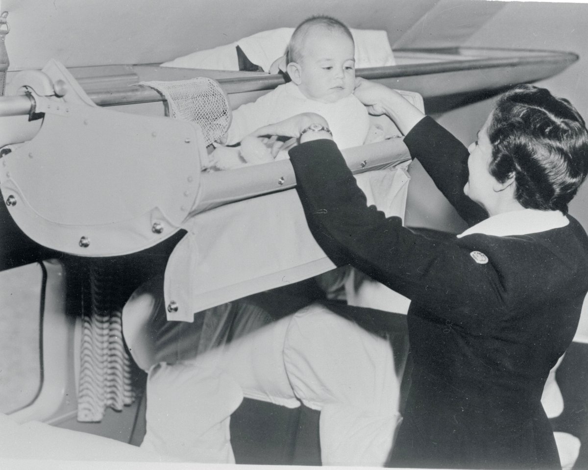 Люлька в самолете для ребенка