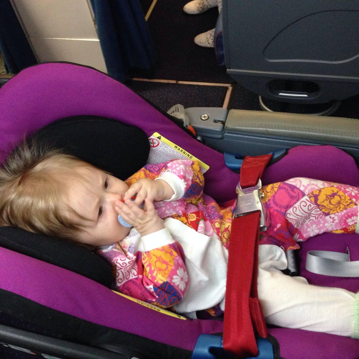 Люлька в самолете для ребенка s7