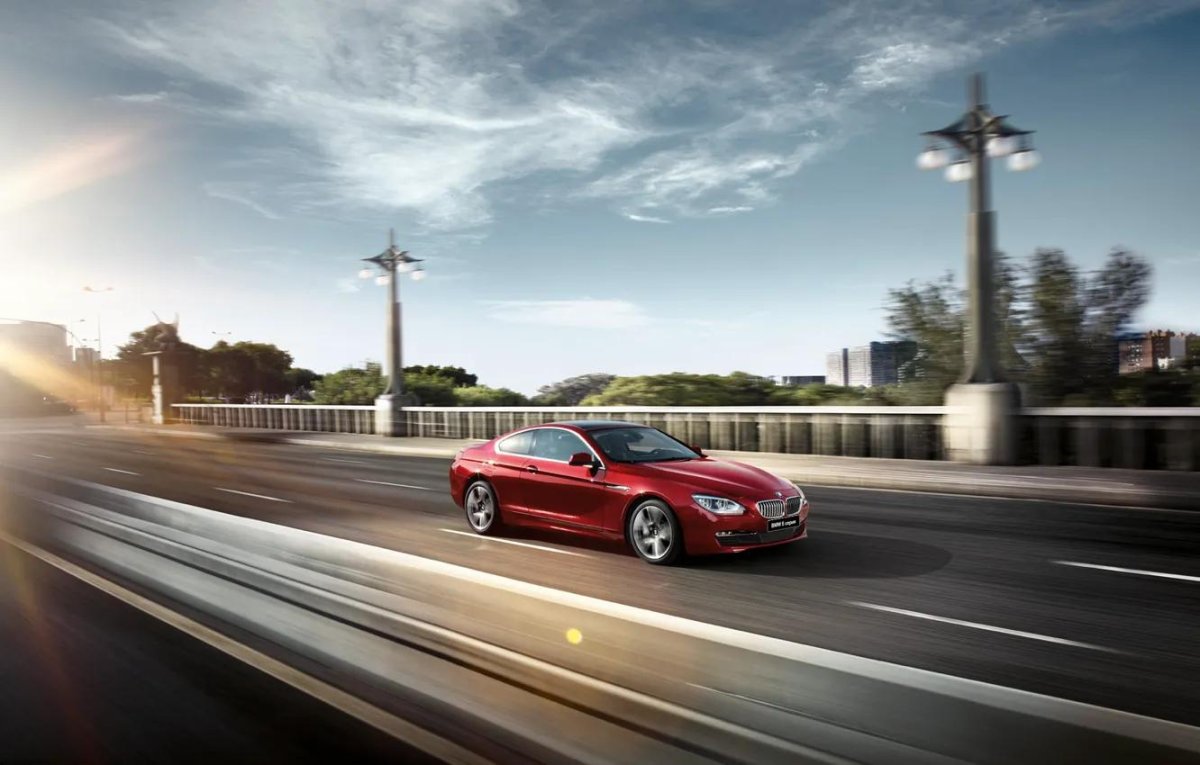 Автомобиль едет