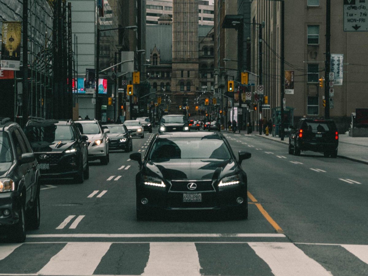 Машина на дороге спереди