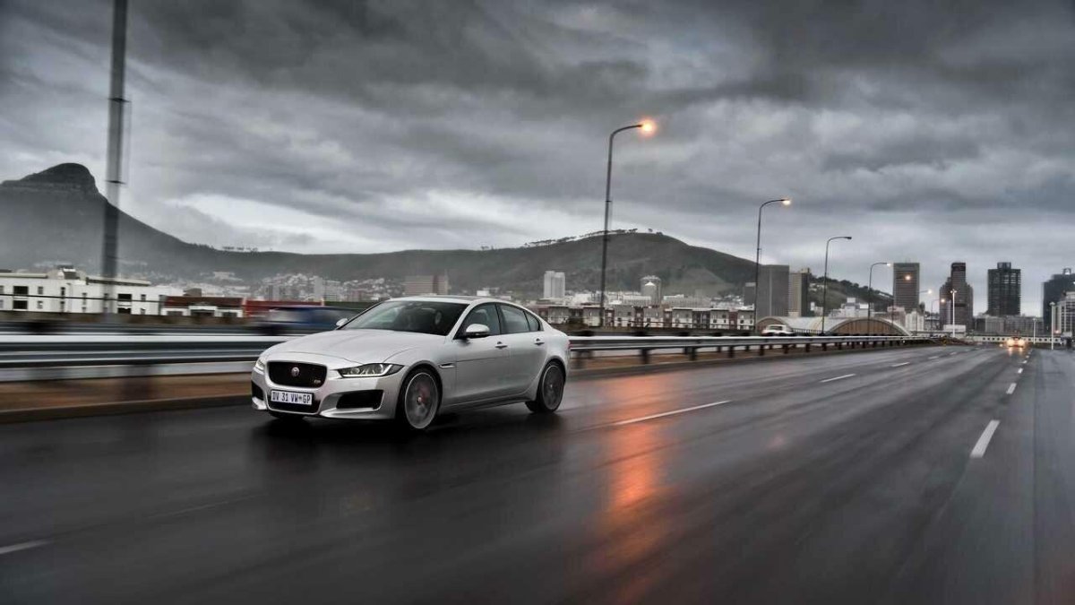 Jaguar xe Wallpaper
