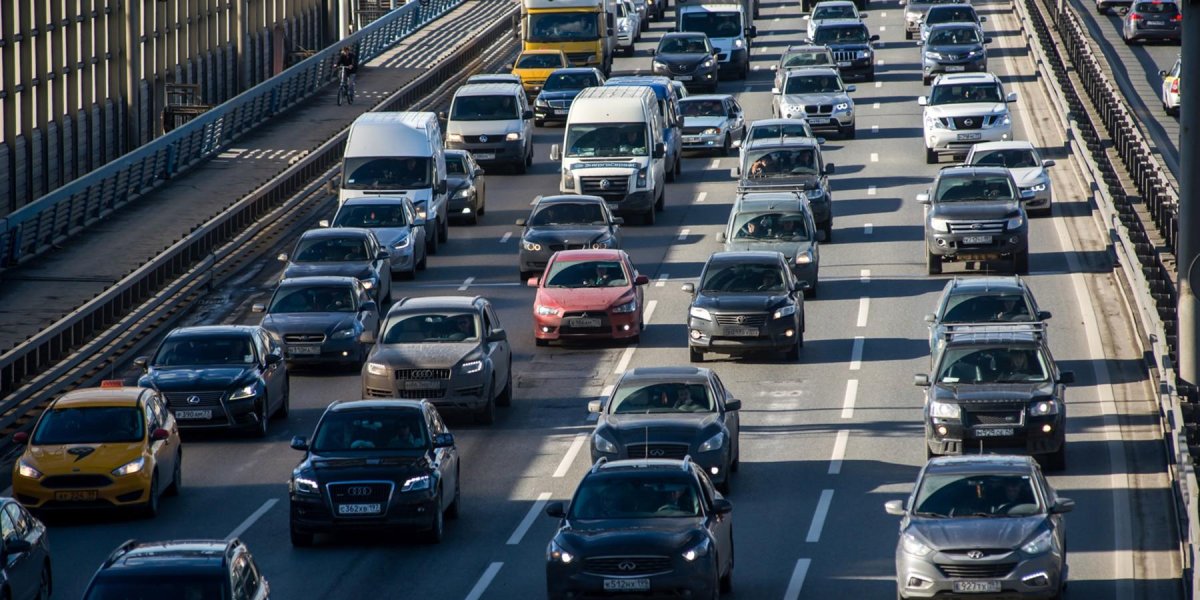 Много машин на дороге