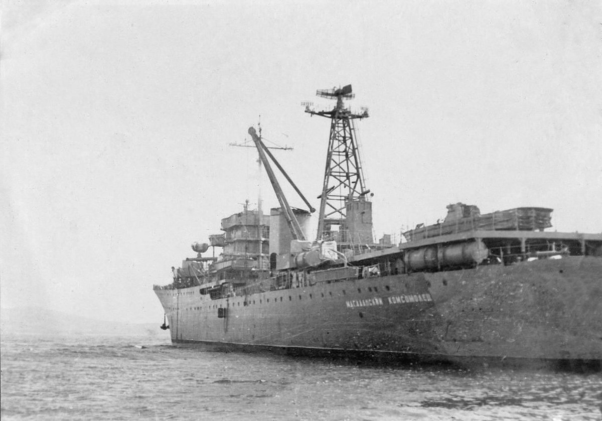 Плавбаза комсомолец Магадана