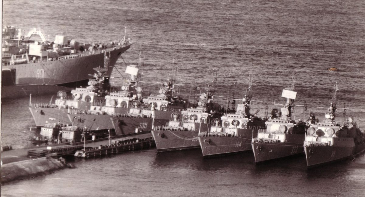 Камчатский комсомолец плавбаза