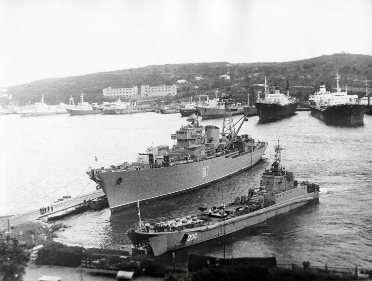 Камчатский комсомолец плавбаза