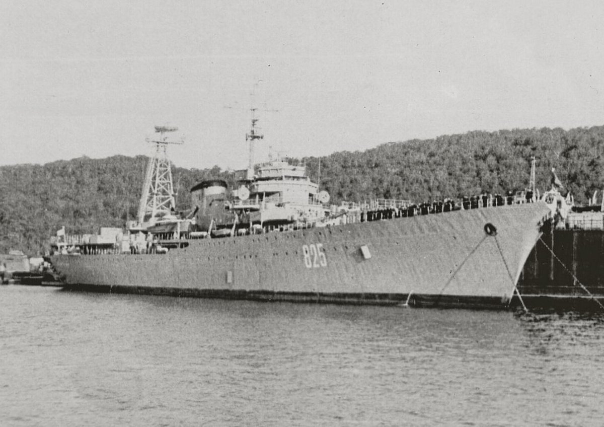 Плавбаза Магаданский комсомолец бортовой номер 825