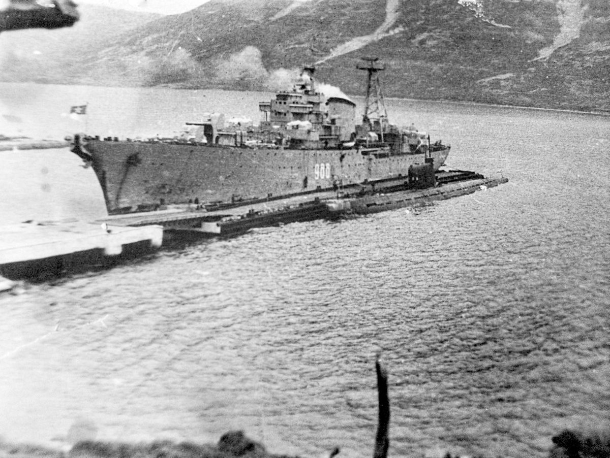 Камчатский комсомолец плавбаза