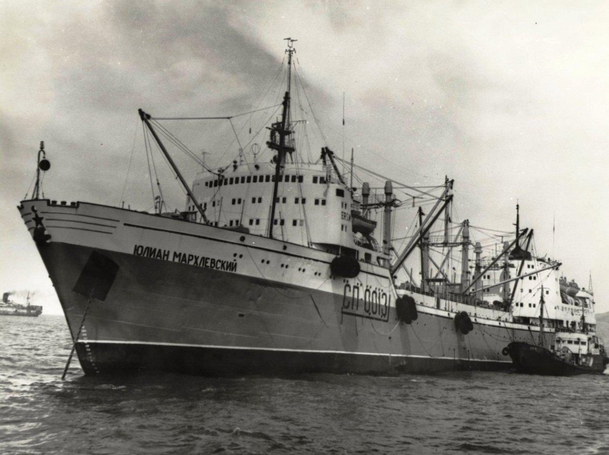 Плавбаза Юлиан Мархлевский