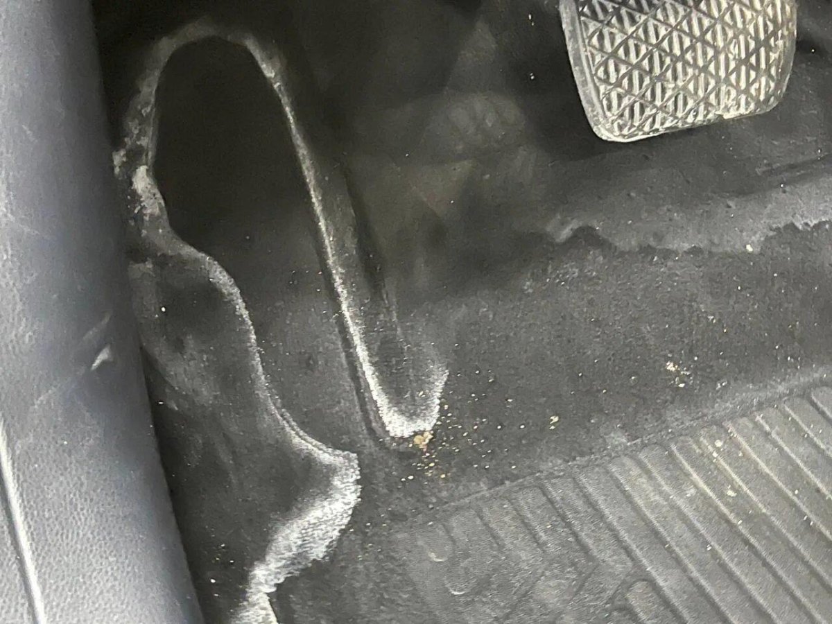 Грязь в салоне автомобиля