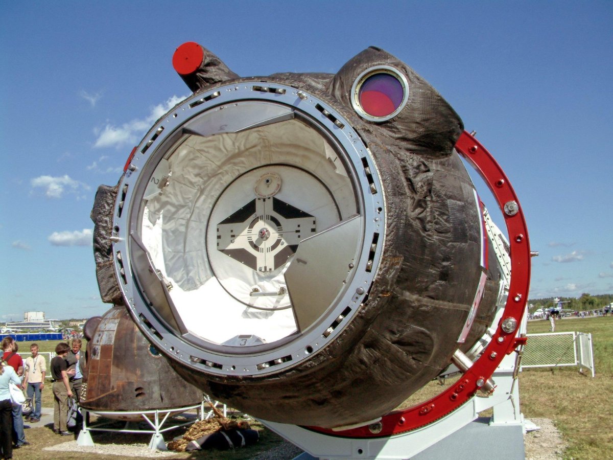 Шлюзовой люк МКС