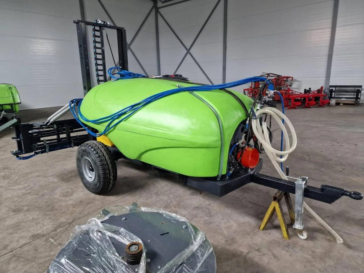 Опрыскиватель полевой прицепной