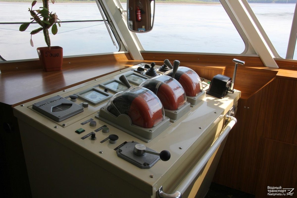 Теплоход q-065 рубка