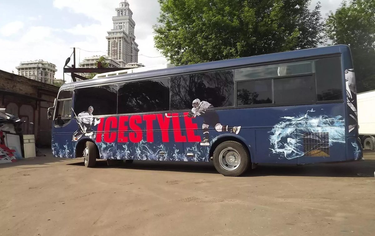 Наклейки в автобусе реклама