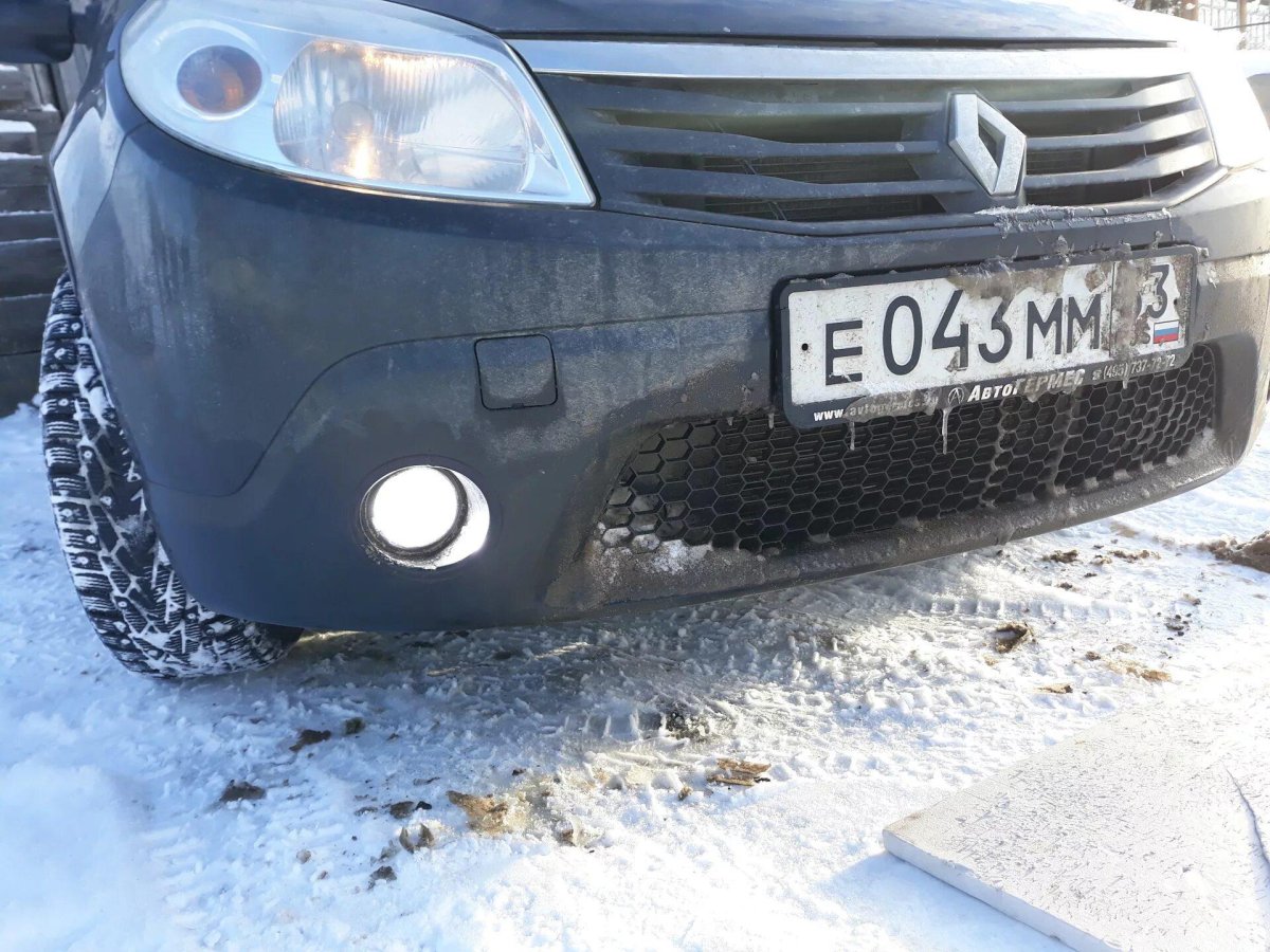 Черное Рено Сандеро 1 с диодными противотуманными фарами