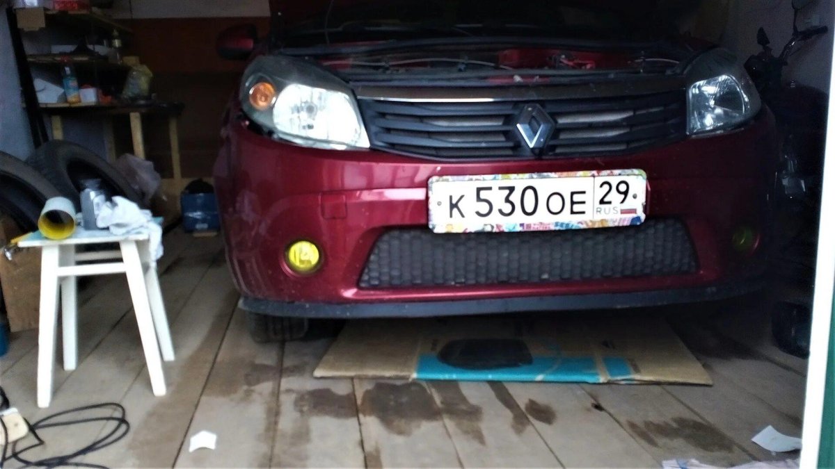 Желтые противотуманки Рено Логан