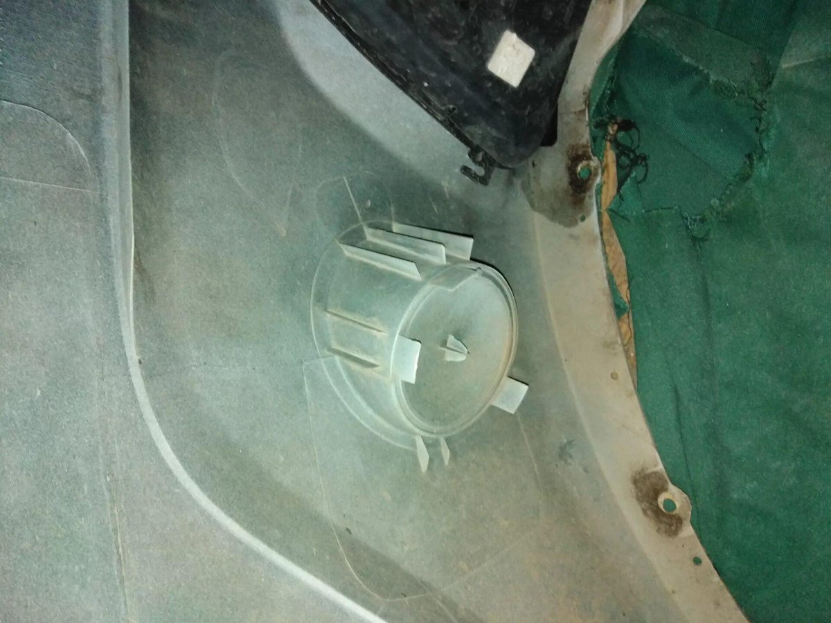 Крепление противотуманок Рено Сандеро 1