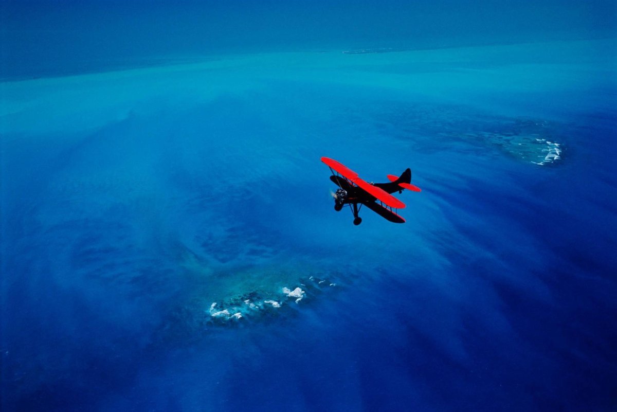 Самолет над морем