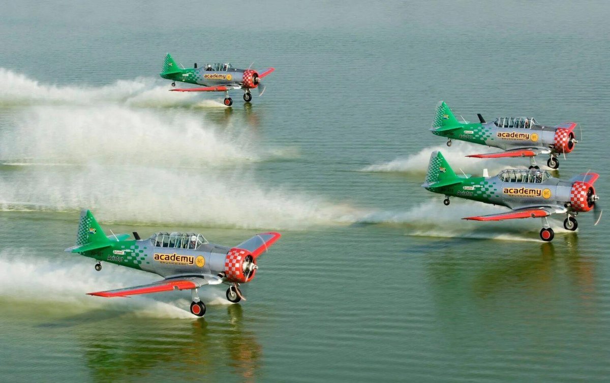 Самолет над водой