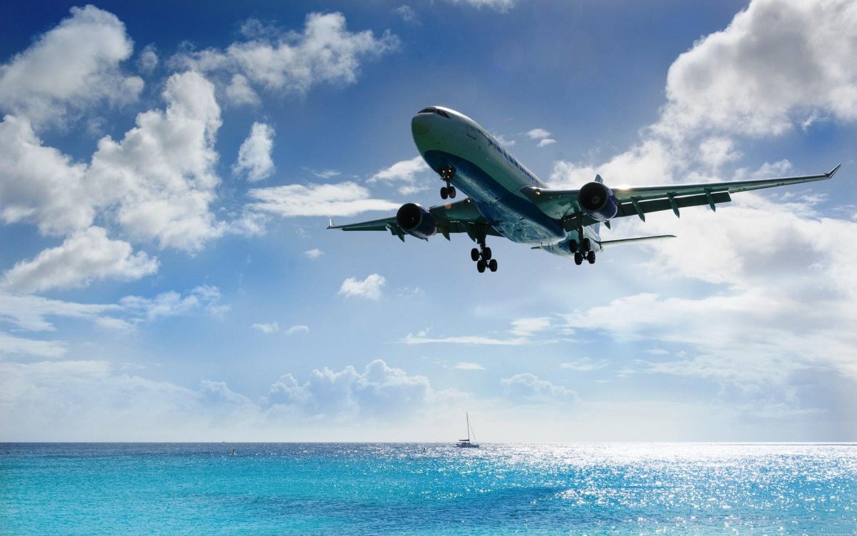 Самолет над океаном