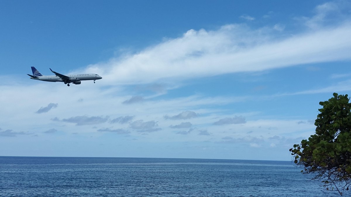 Самолет над морем