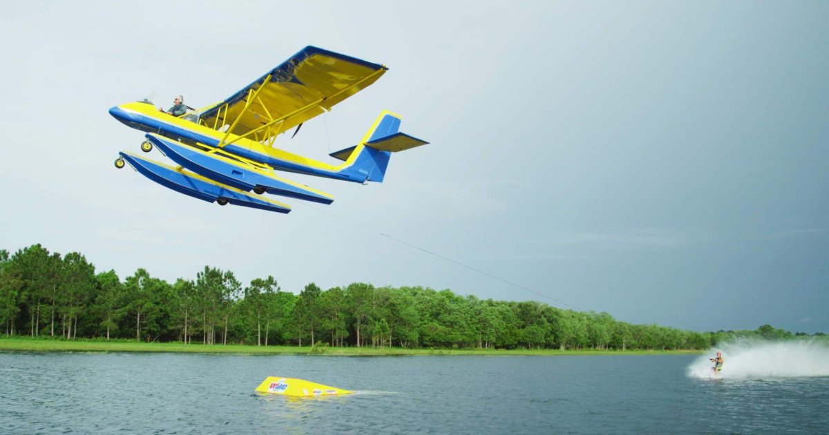 Самолет на воде