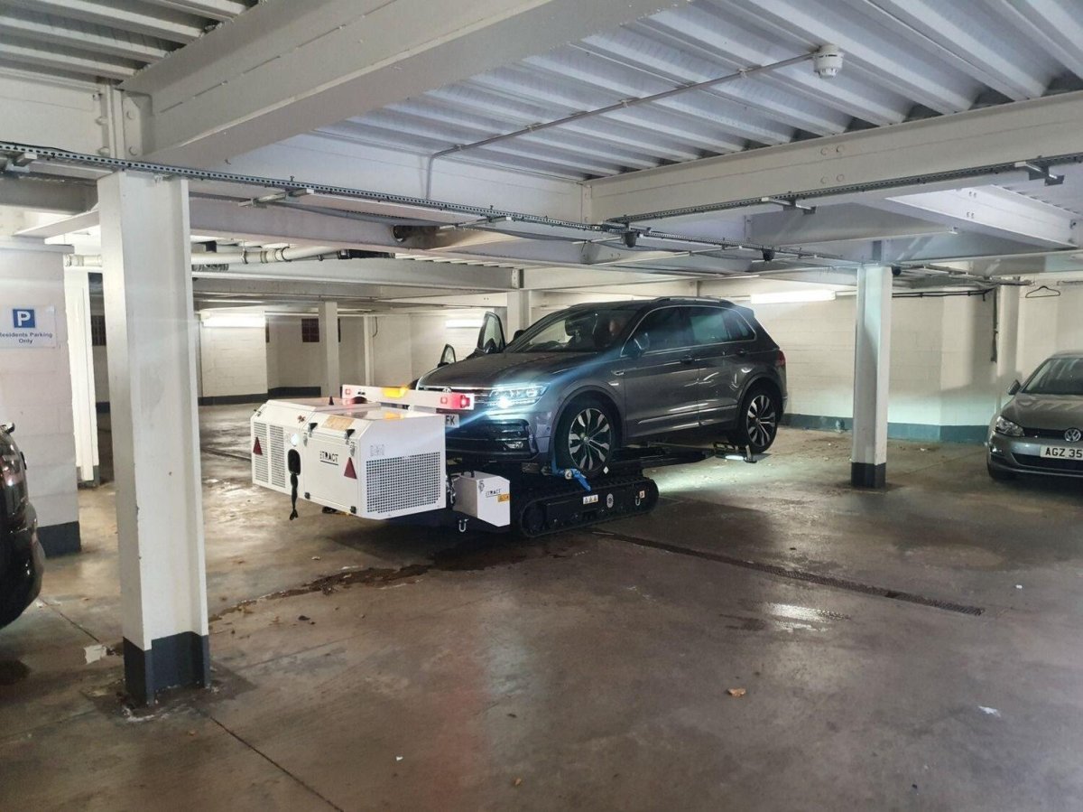 Машина на парковке