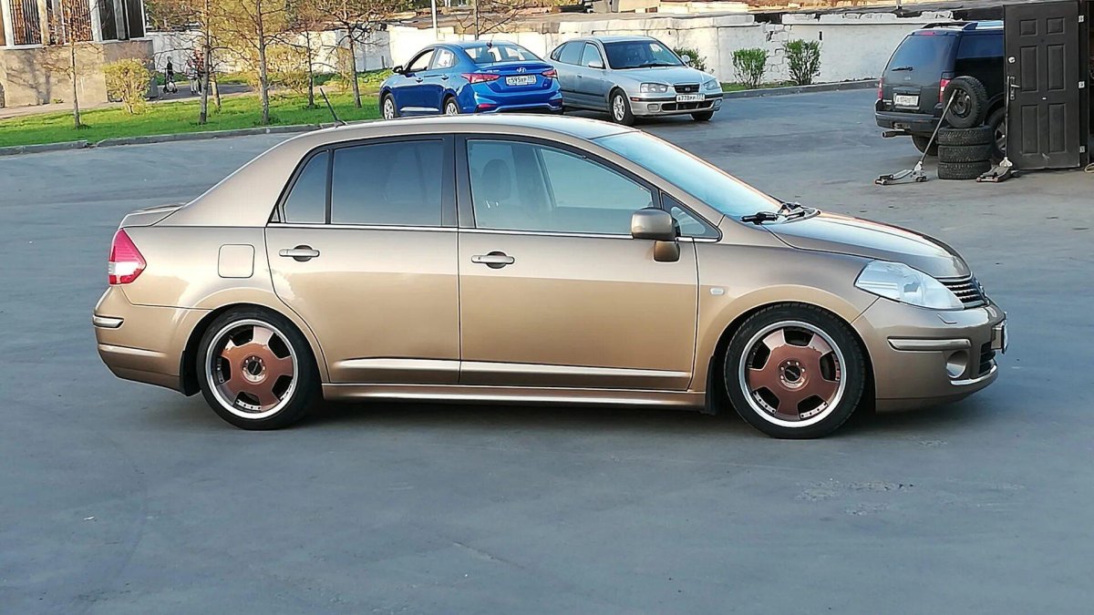 Ниссан Тиида седан на 17 дисках