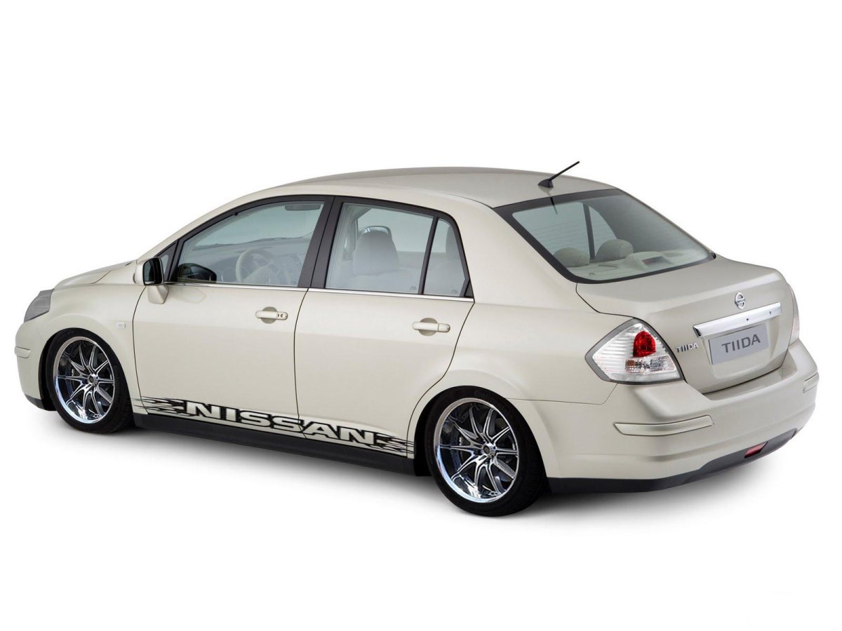 Тиида седан