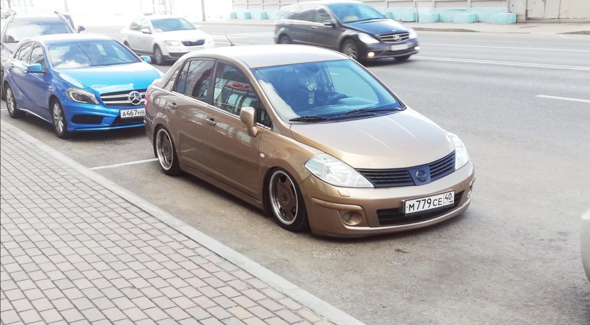 Nissan Tiida stance