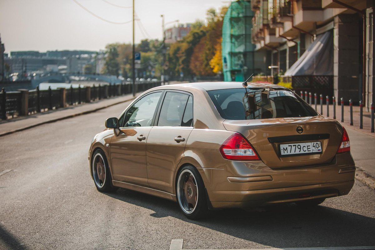 Nissan Tiida stance