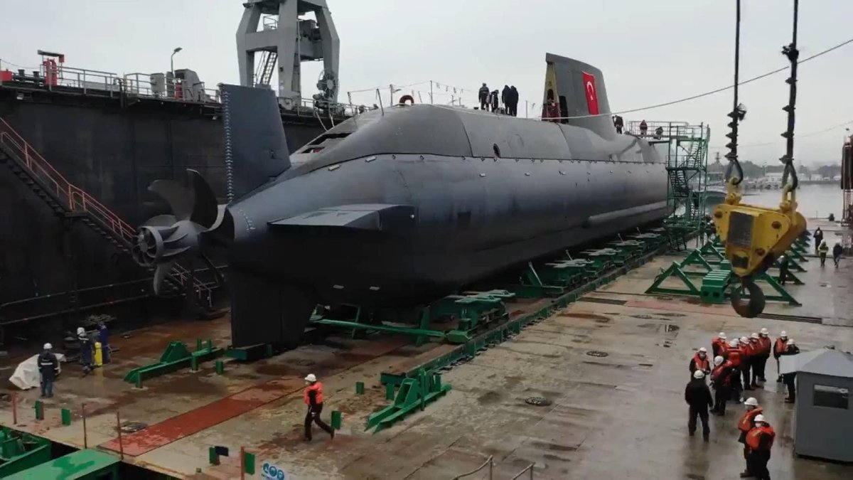 Вертолеты напали на подводную лодку в черном море