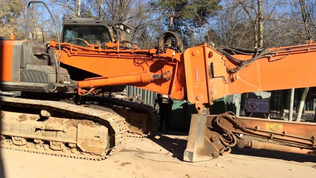 Демолюшн экскаватор