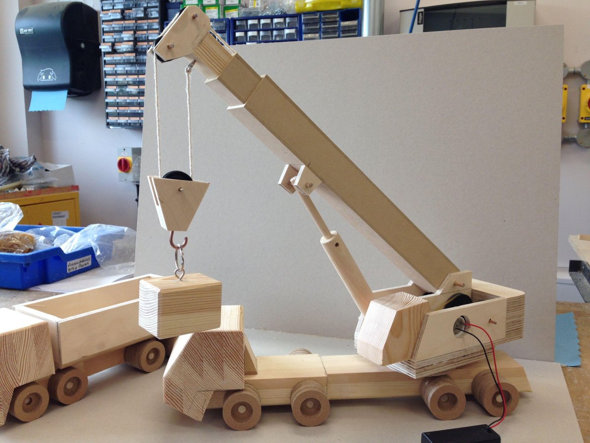 Деревянный подъемный кран