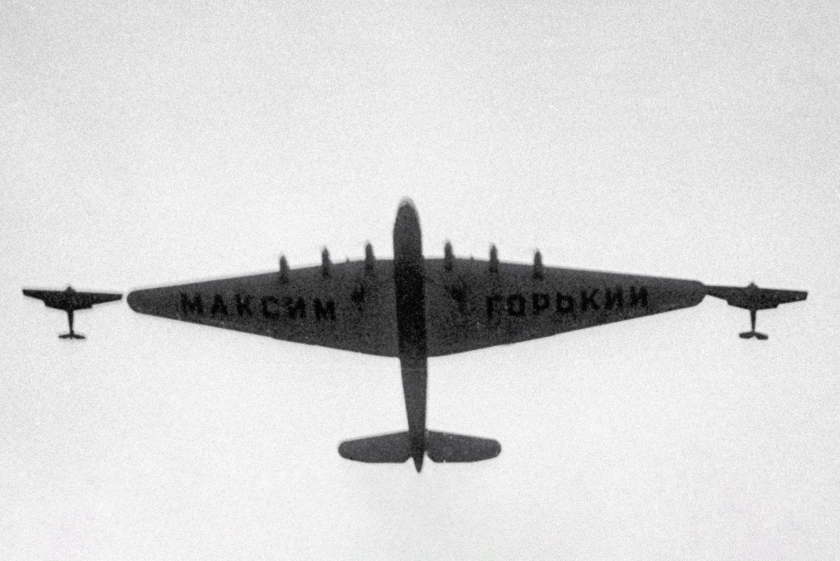 Ант-20 "Максим Горький" над красной площадью