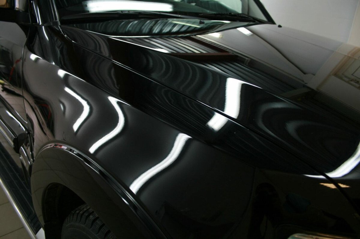 Отполированная черная машина