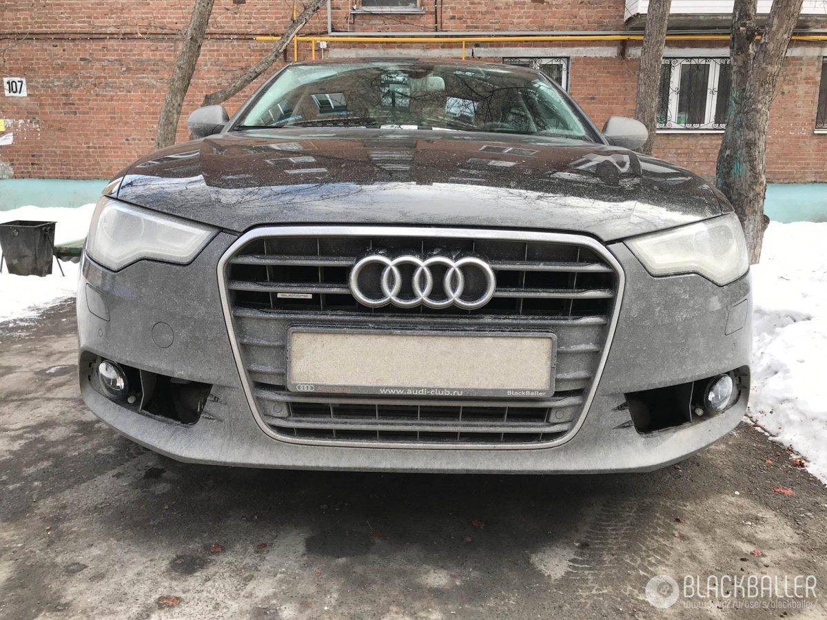 Серебристая Ауди с черной крышей