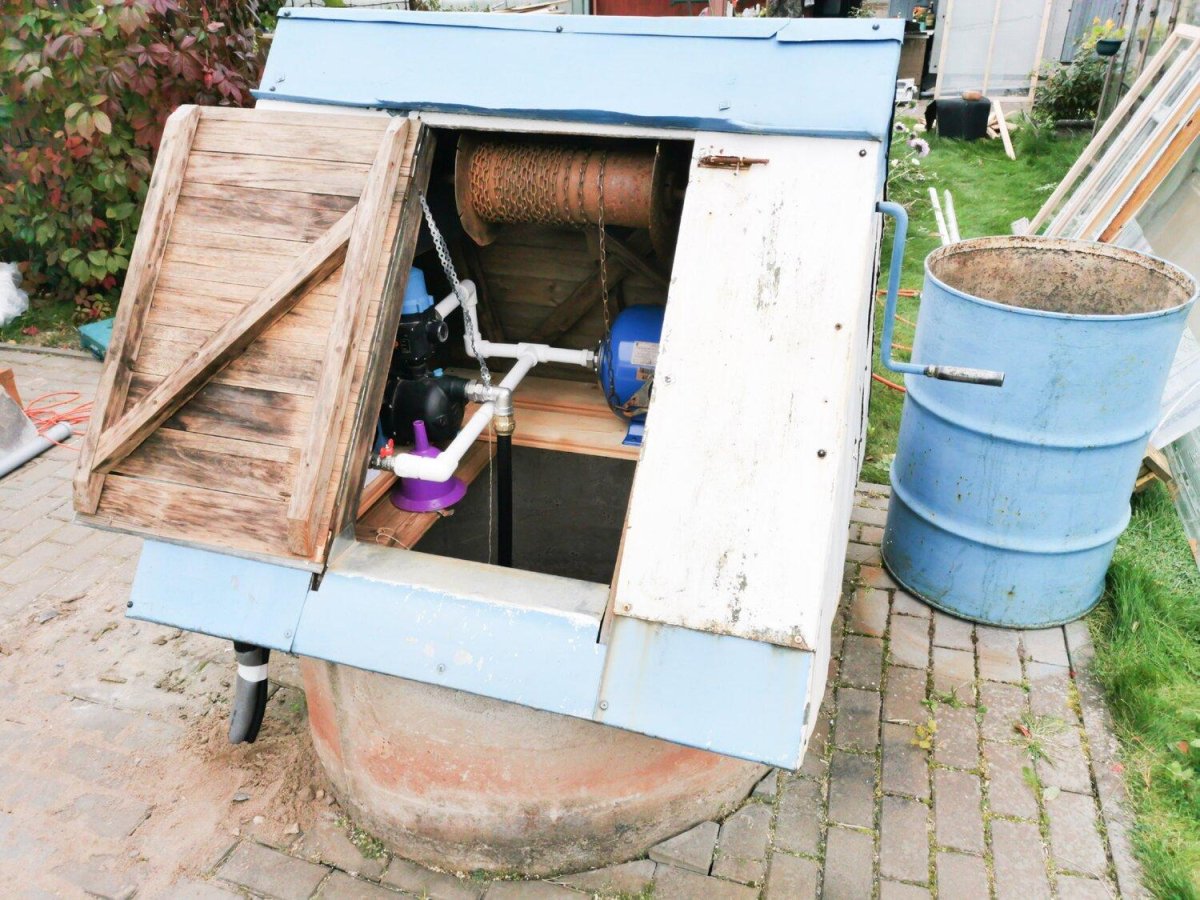 Домик для колодца с насосной станцией