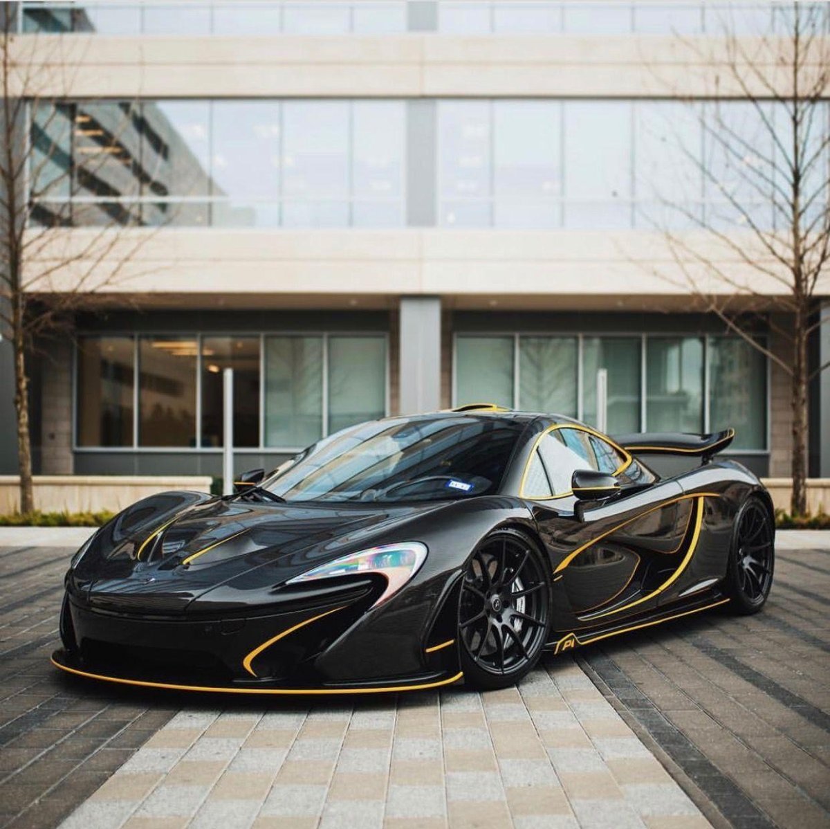 Машина MCLAREN p1