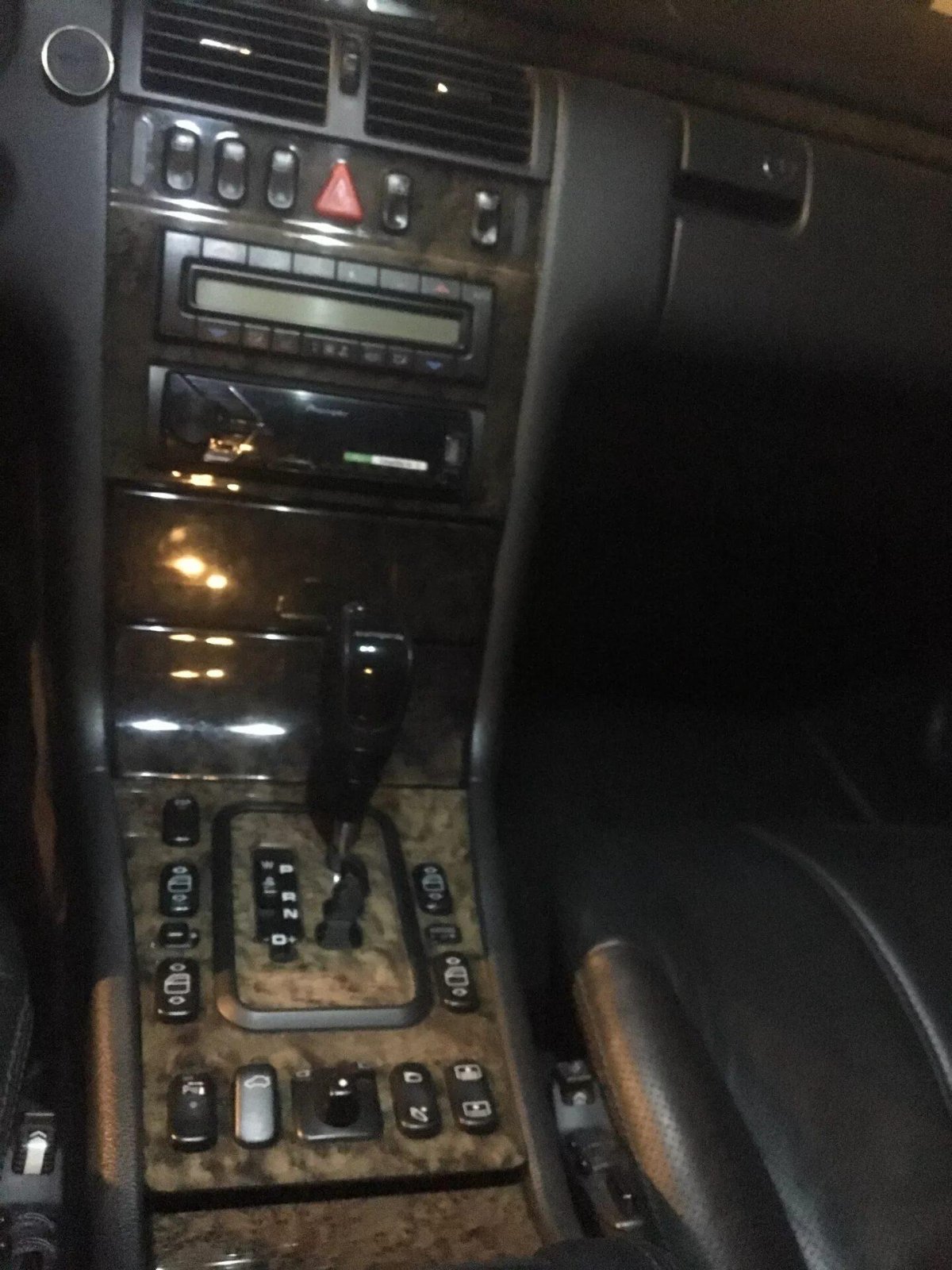 W210 чёрный дерево